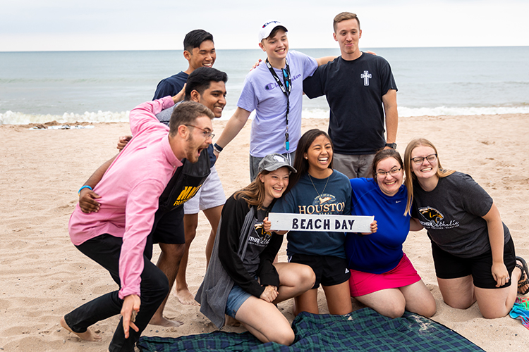 Photo of a visit to Bradford Beach, one of dozens of events during Fall Welcome where students could have fun and meet other students as they returned to the campus, many for the first time since the pandemic struck. (UWM Photo/Elora Hennessey)
