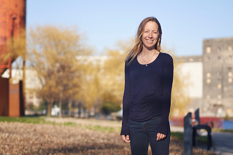 Photo of UWM alum Rebekah Davis, who says that helping people is the most rewarding part of her job. “I’ve become more patriotic because of my work with refugees. I appreciate my country more knowing that there are countries all over the world that are unsafe,” she said. (Photo by Erin Bloodgood)