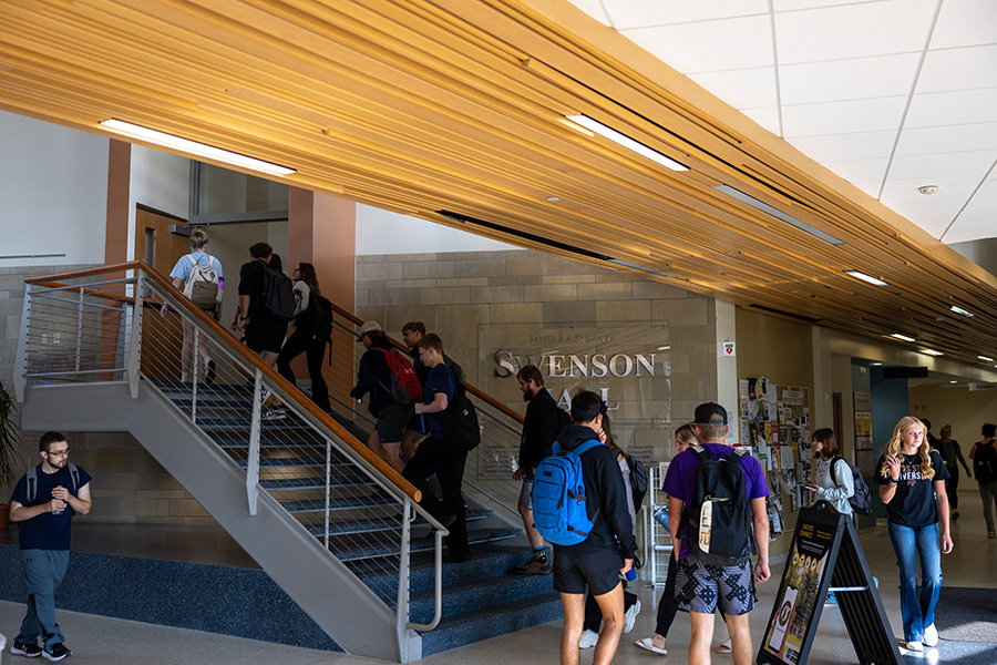 Photo of UW-Superior students in Swenson Hall