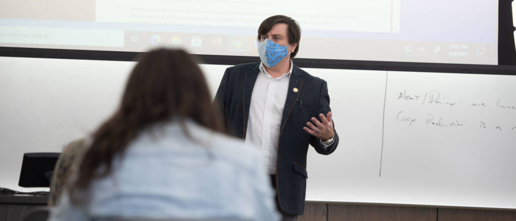 Photo of Dr. Thomas Kemp teaching an economics class this semester that focuses on the economic impact of the COVID-19 pandemic. The class gives students an opportunity to research and analyze topics and data relating to the pandemic even as the crisis continues.
