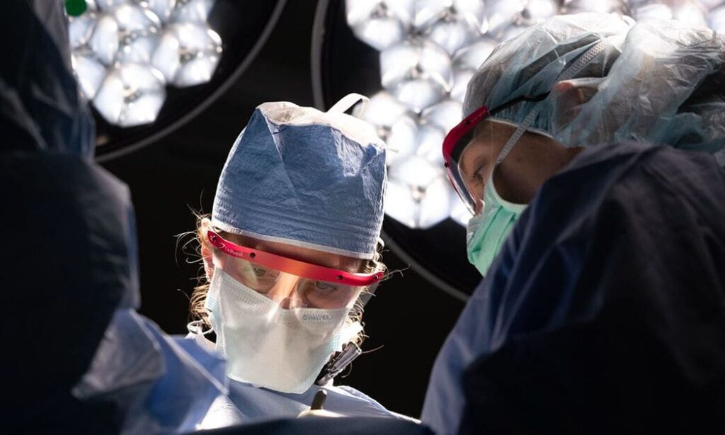 Photo of doctors in surgical room