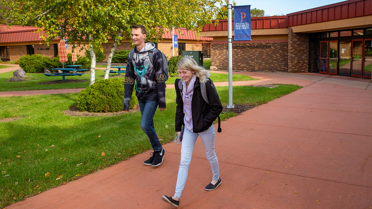 Photo of students walking at UW-Platteville Baraboo Sauk County