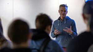 Photo of Assistant Professor Tim Tozer talking in his Drawing 1 course at UW-Stout. (UW-Stout)