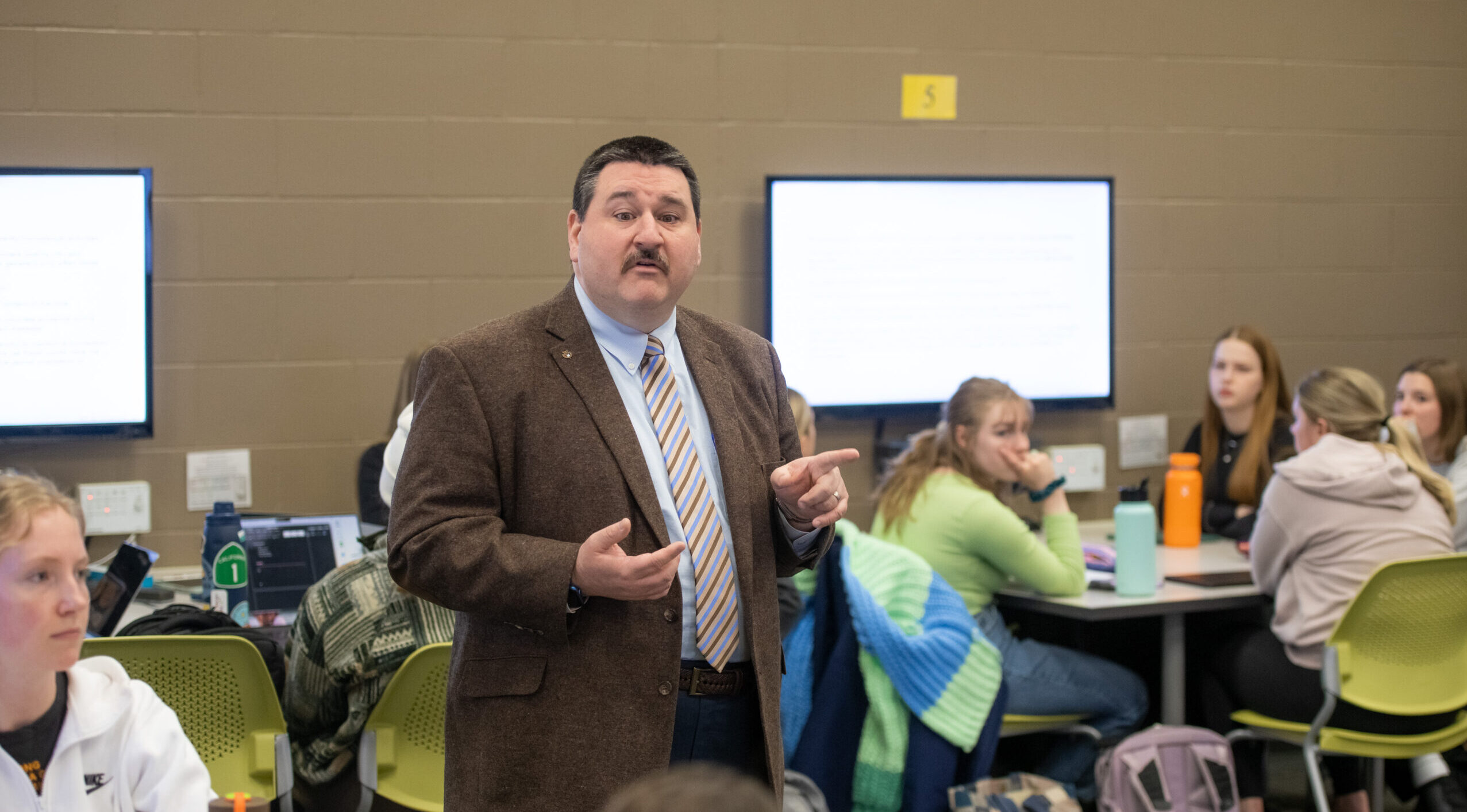 Mayo Clinic Health System cardiologist teaches one-of-a-kind course to UW-Eau Claire Honors students