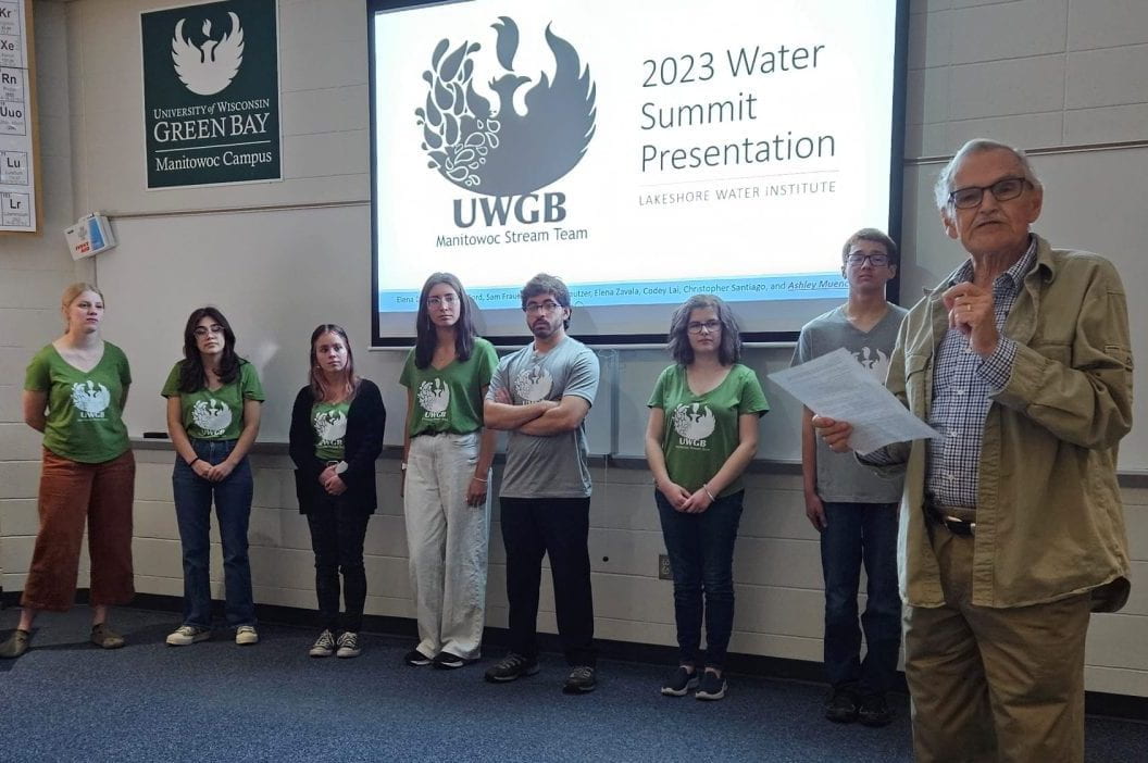 High schoolers and undergrads present summer research to Manitowoc community members