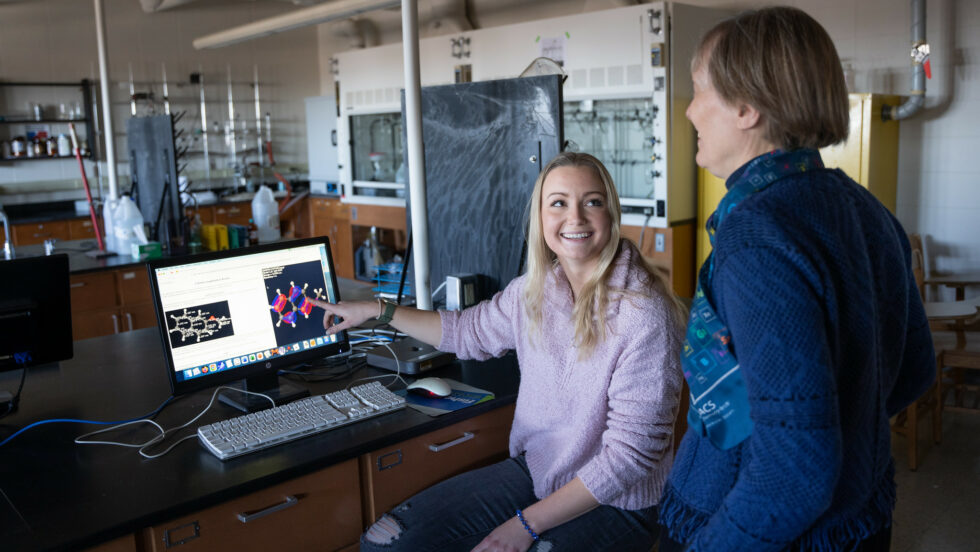 UW Oshkosh 1 of 14 in nation to earn prestigious undergraduate research mentorship award