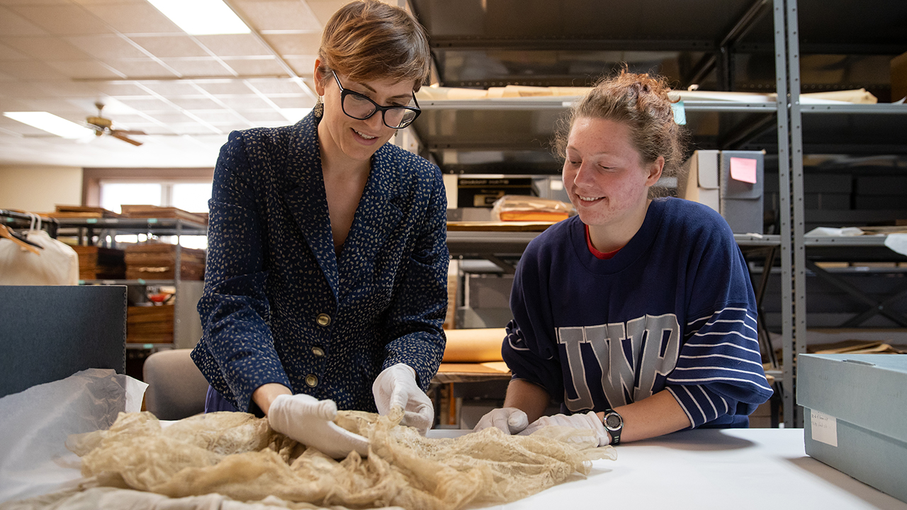Photo of Emma Larson (pictured right) working with Senior Lecturer Sarah Strange.