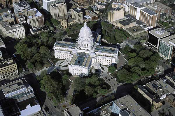 Aerial view looking down and southwest, of the Wisconsin State Capitol and Capitol Square in downtown Madison during spring. ©UW-Madison University Communications 608/262-0067 Photo by: Jeff Miller Date: 05/02 File#: color slide